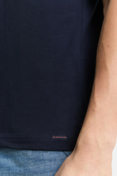 Blauwe poloshirt met korte mouwen van Tom Tailor, logodetail op de zoom en zichtbare stoftextuur.