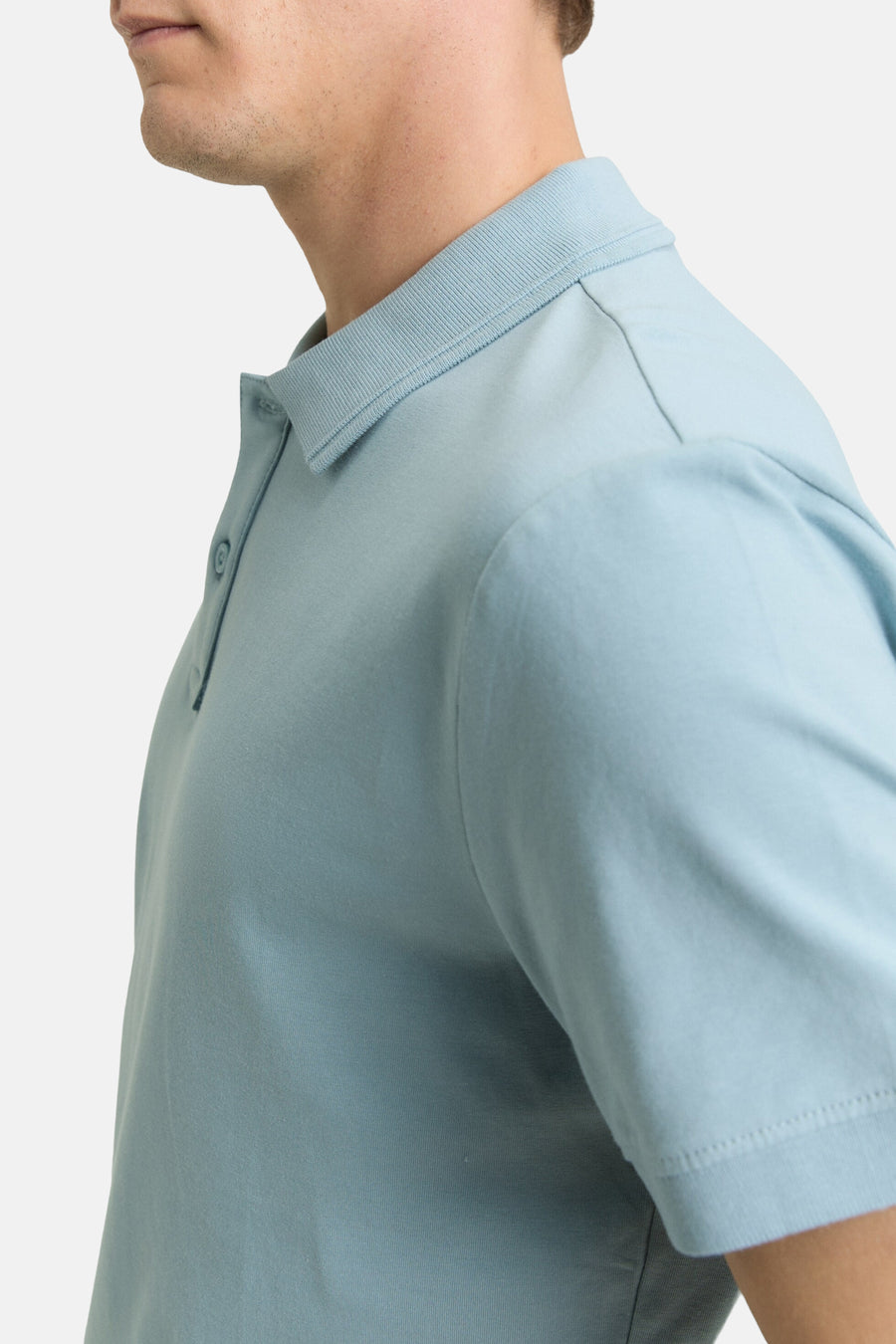 Polo bleu à manches courtes de Tom Tailor, col classique en maille côtelée et patte boutonnée.