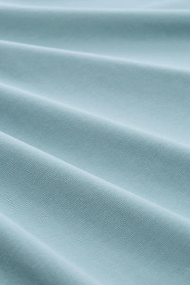 Polo bleu à manches courtes de Tom Tailor, en tissu texturé avec des plis doux.