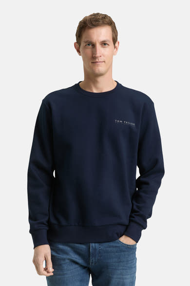 Blauwe sweater van Tom Tailor, gedragen met een blauwe jeans en witte sneakers.