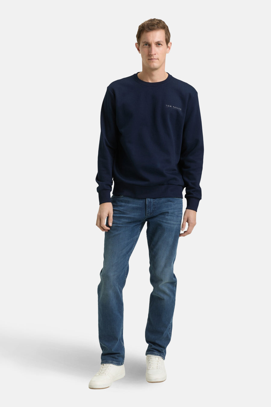 Sweat-shirt bleu de Tom Tailor, porté avec un jean bleu et des baskets blanches.