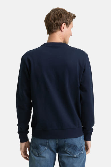 Marineblauwe sweater van Tom Tailor, gedragen met een spijkerbroek, achtergezicht.