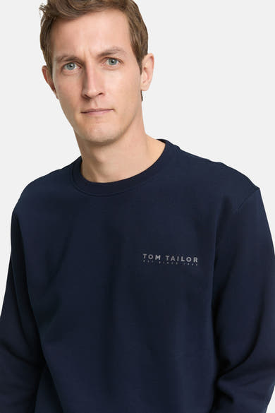 Blauwe sweater van Tom Tailor, met discreet logo op de voorkant.