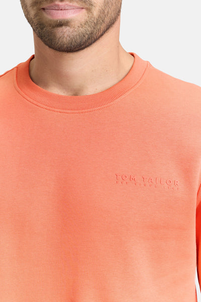 Koraalkleurige sweater met ronde hals van Tom Tailor, met toon-op-toon opschrift op de voorkant.
