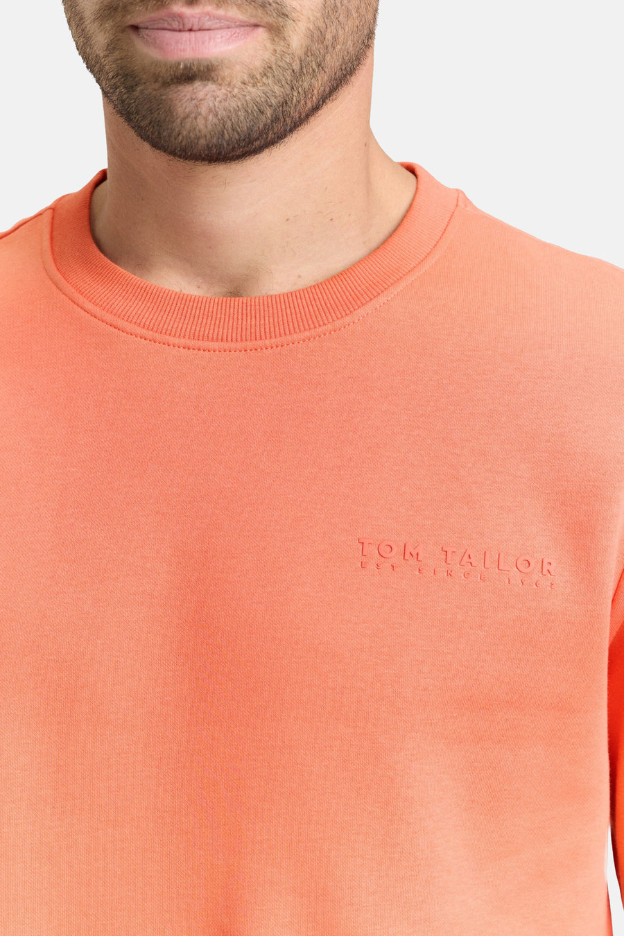 Sweat-shirt corail à col rond de Tom Tailor, avec inscription ton sur ton sur le devant.
