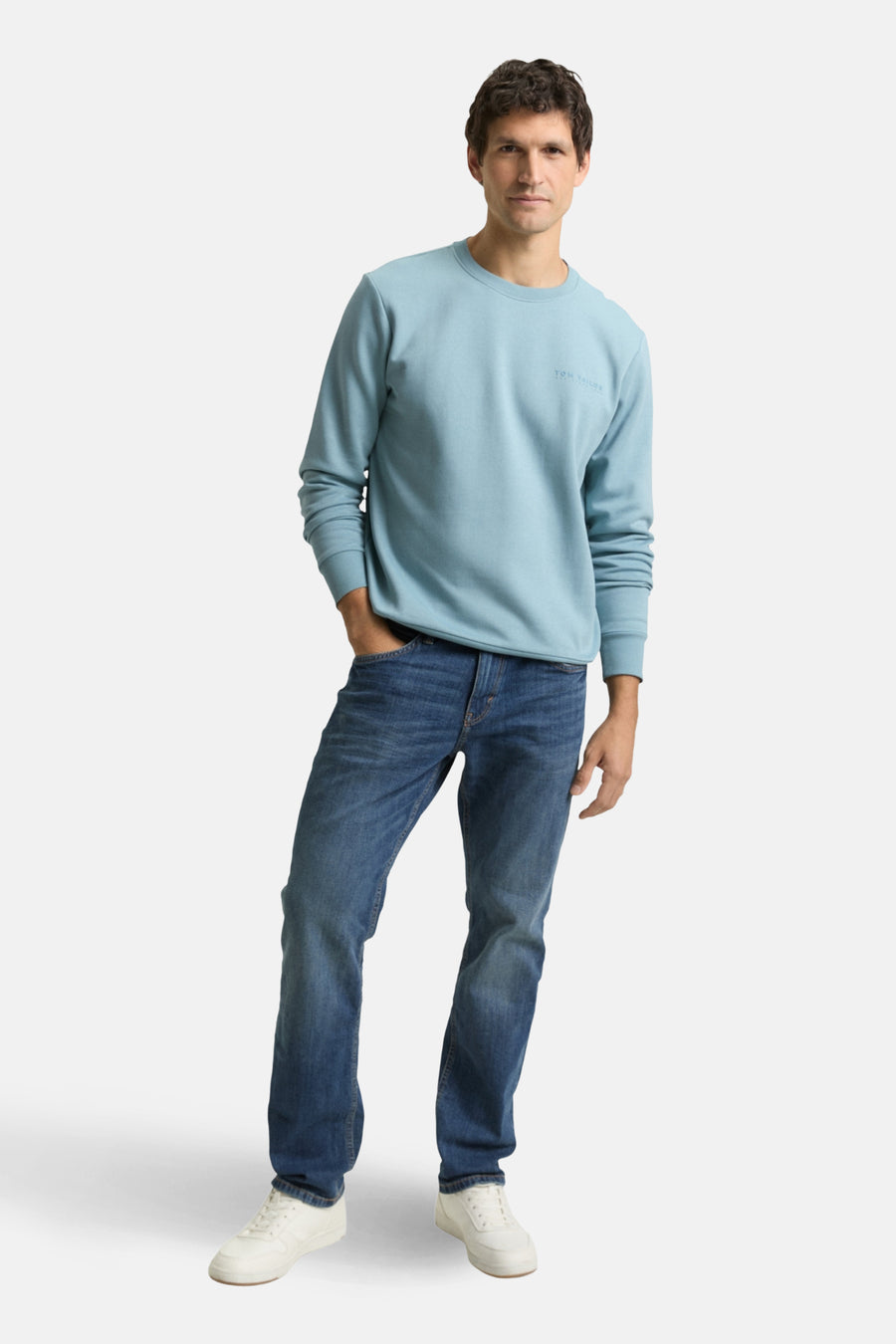 Sweat-shirt bleu de Tom Tailor, porté avec un jean et des baskets blanches.