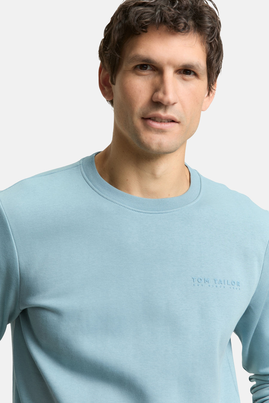Blauwe sweater van Tom Tailor, met een geribde ronde hals en geborduurd logo op de borst.
