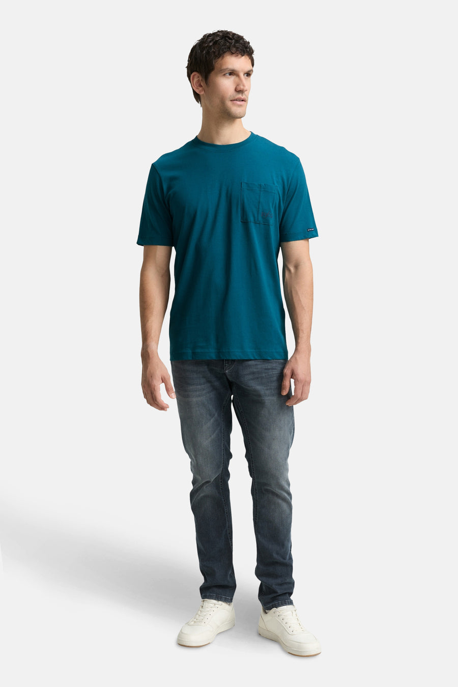 T-shirt turquoise à manches courtes de Tom Tailor, avec poche poitrine, porté avec un jean et des baskets blanches.