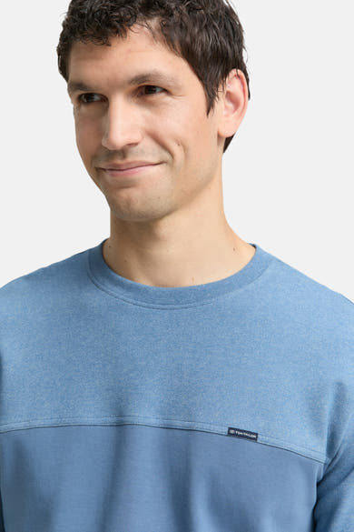 Blauwe sweater van Tom Tailor met effen inzetstuk, ronde hals en klassieke pasvorm.