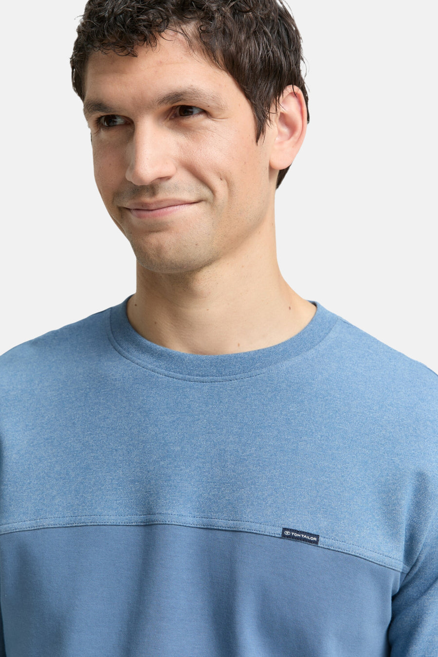 Blauwe sweater van Tom Tailor met effen inzetstuk, ronde hals en klassieke pasvorm.