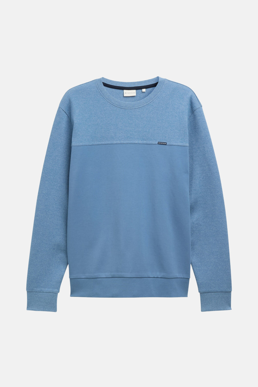 Blauwe sweater van Tom Tailor, met effen inzetstuk en discreet logo op de borst.