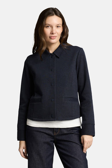 Blazer bleu de Tom Tailor, avec une coupe classique, porté avec un t-shirt blanc et un jean foncé.