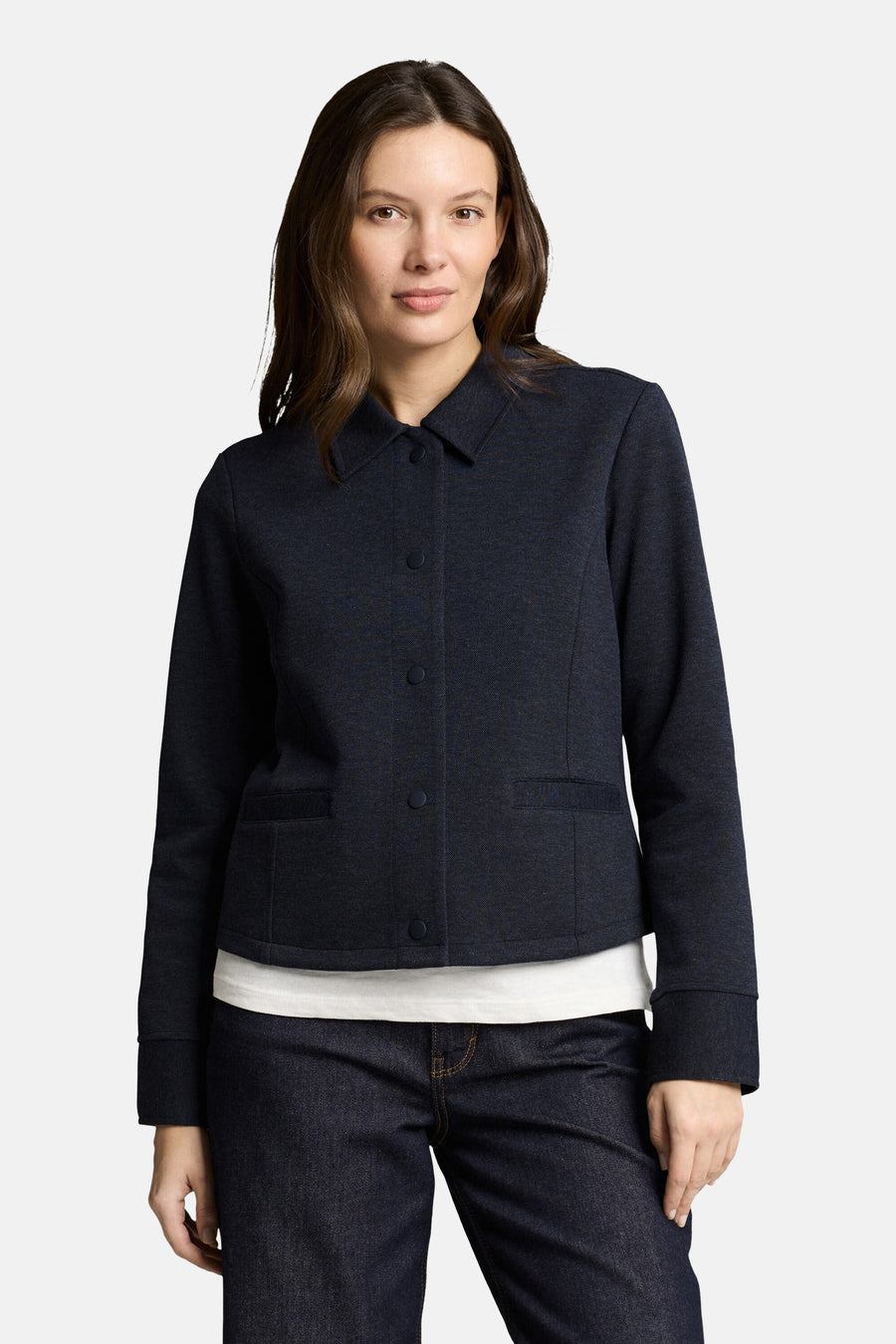 Blazer bleu de Tom Tailor, avec une coupe classique, porté avec un t-shirt blanc et un jean foncé.
