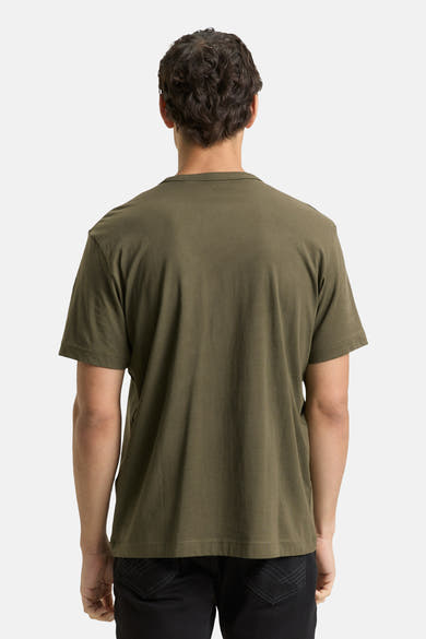 T-shirt kaki à manches courtes de Tom Tailor, vu de dos, porté avec un pantalon noir.