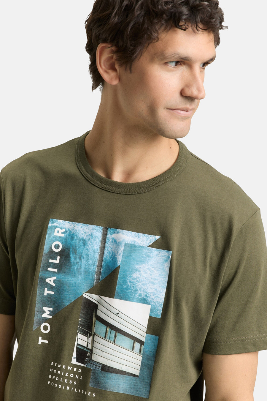 T-shirt kaki à manches courtes de Tom Tailor avec imprimé graphique abstrait sur le devant.