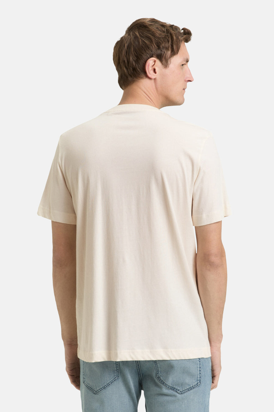 Ecru T-shirt met korte mouwen van Tom Tailor, detail van de achterkant gedragen met een spijkerbroek.