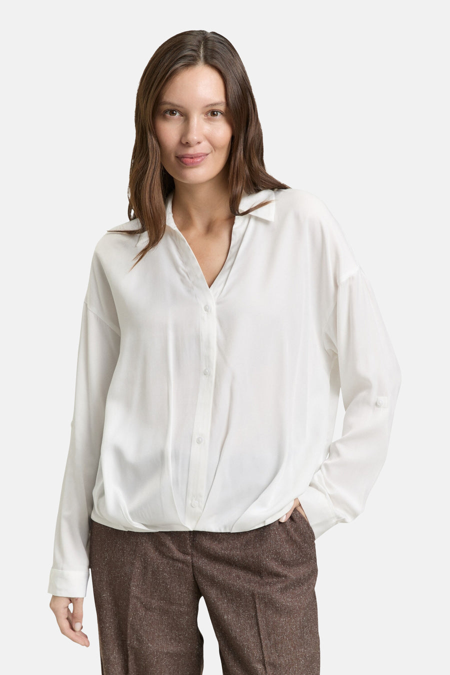 Wit overhemd met lange mouwen van Tom Tailor, gedragen met een bruine geruite broek en een zwarte handtas.