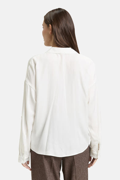 Wit overhemd met lange mouwen van Tom Tailor, van achteren gezien, gedragen met een bruine, getextureerde broek.