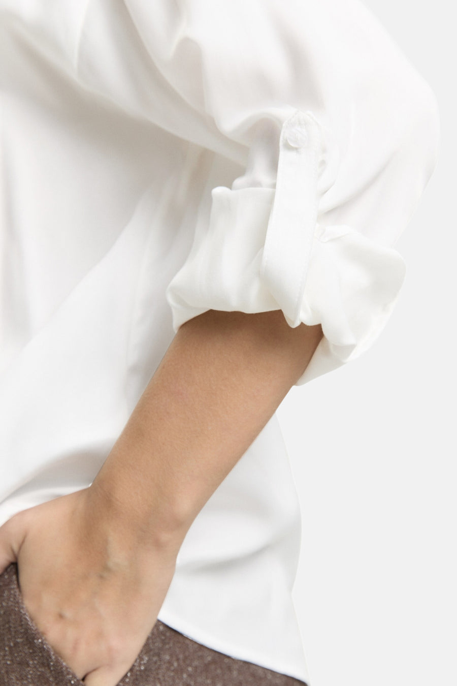 Witte blouse (lange mouwen) van Tom Tailor, met opgerolde mouwen en zichtbare knoop.