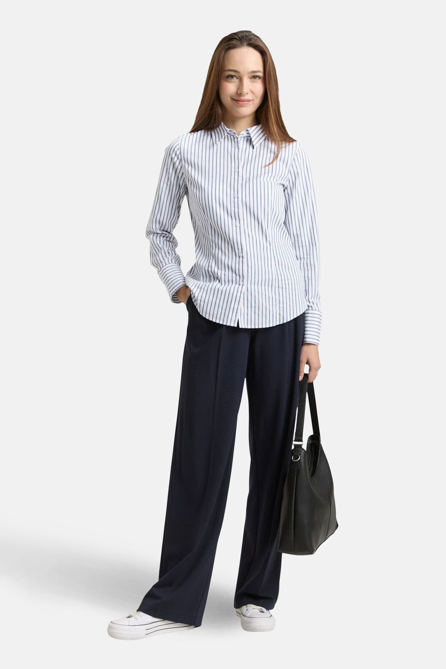 Chemisier à manches courtes multicolore de Tom Tailor, à rayures verticales bleues et blanches, porté avec un pantalon large bleu marine et des baskets blanches.