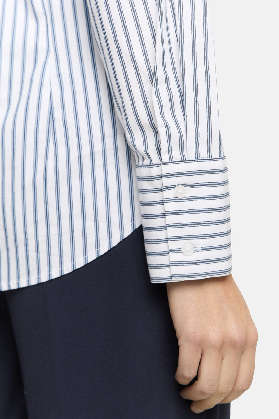 Blouse met blauwe en witte strepen van Tom Tailor, met witte knopen aan de manchet.