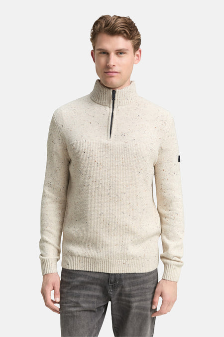 Ecru coltrui van Tom Tailor, met gespikkeld textuur, van achteren gezien, gedragen met een grijze jeans.