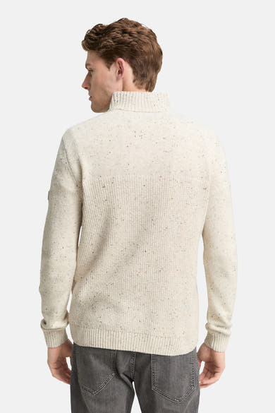 Pull à col roulé écru de Tom Tailor, avec texture mouchetée, vu de dos, porté avec un jean gris.