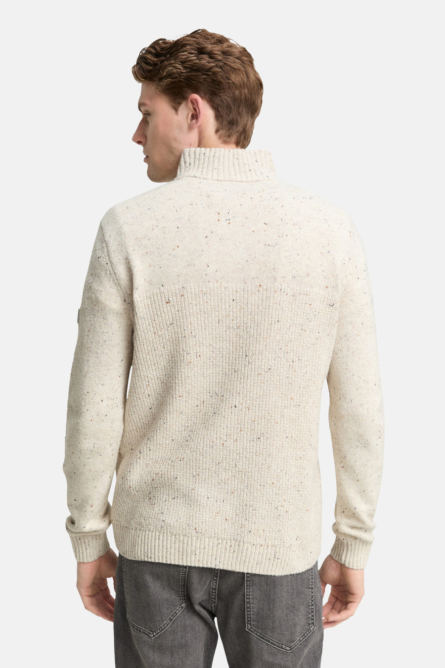 Pull à col roulé écru de Tom Tailor, avec texture mouchetée, vu de dos, porté avec un jean gris.