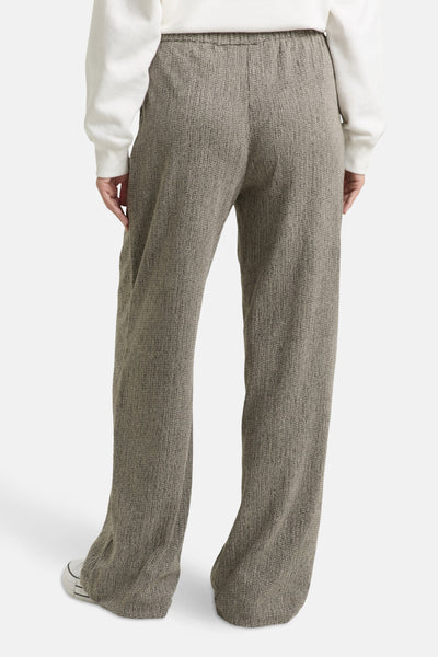 Multikleurige joggingbroek van Tom Tailor, met gebreide textuur en rechte pasvorm, gedragen met een witte trui.
