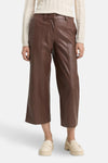 Bruine broek van imitatieleer van Tom Tailor, gedragen met een beige trui en plateau-loafers.