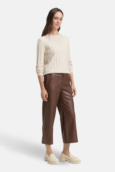 Pantalon brun en similicuir de Tom Tailor, porté avec un pull beige et des mocassins plateforme.