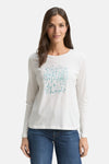 T-shirt à manches longues blanc de Tom Tailor avec un motif graphique bleu, porté avec un jean.