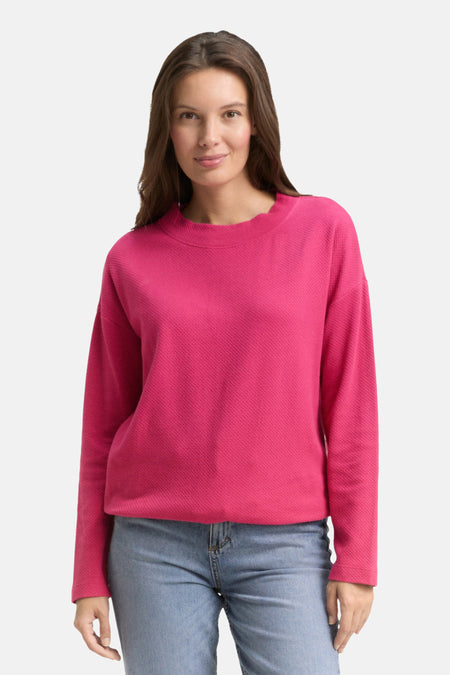 Zweettekenkraag van Tom Tailor, gedragen met een lichte blauwe jeans en zwarte mocassins.