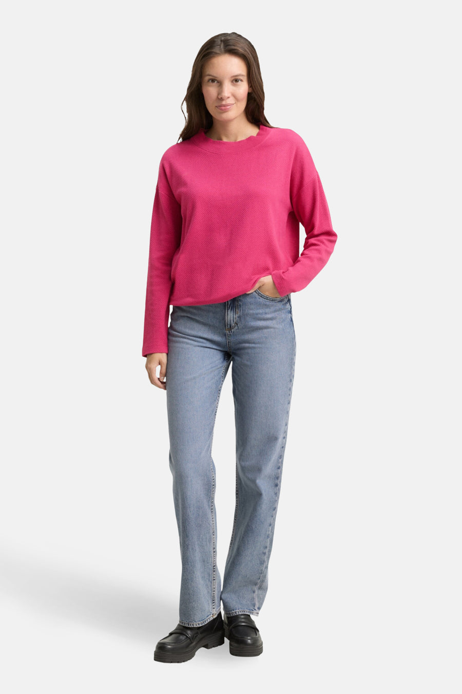 Sweat rose col O de Tom Tailor, porté avec un jean bleu clair et des mocassins noirs.