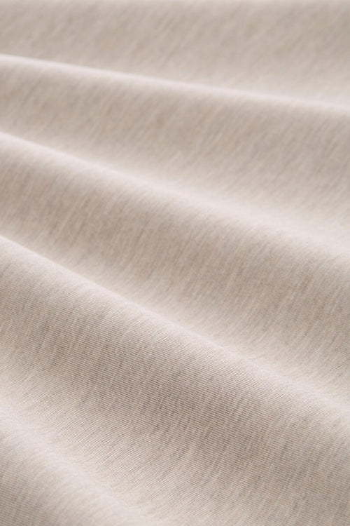 Sweat-shirt beige à col rond de Tom Tailor, en tissu texturé avec des plis et des ombres.