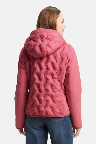 Korte roze jas van Tom Tailor, gewatteerd met een ruitpatroon, gedragen met een spijkerbroek.
