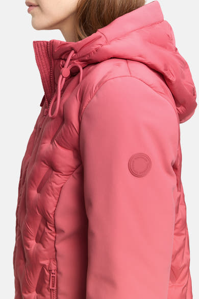 Korte roze jas van Tom Tailor met gewatteerde capuchon en zichtbare ritssluiting.