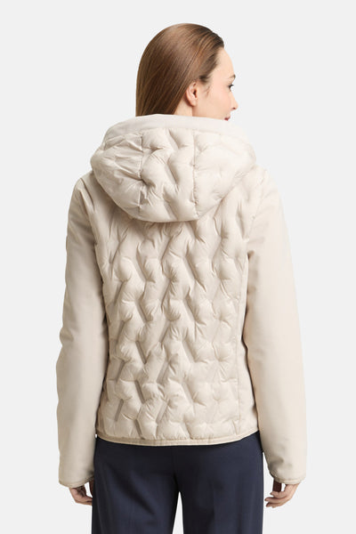 Veste courte beige de Tom Tailor, avec motif matelassé à losanges sur le dos et capuche.