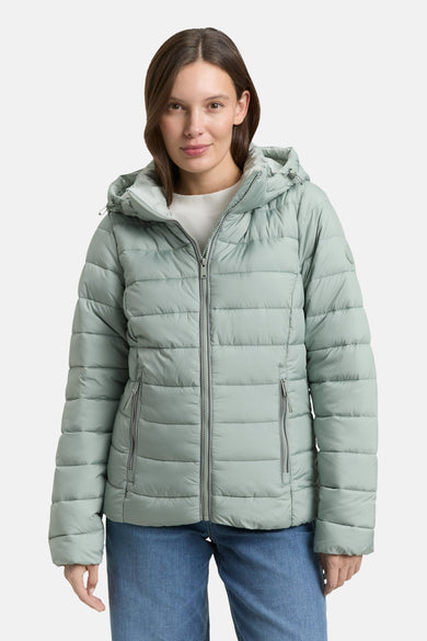 Veste courte verte de Tom Tailor, avec capuche et fermeture éclair, portée avec un jean bleu.