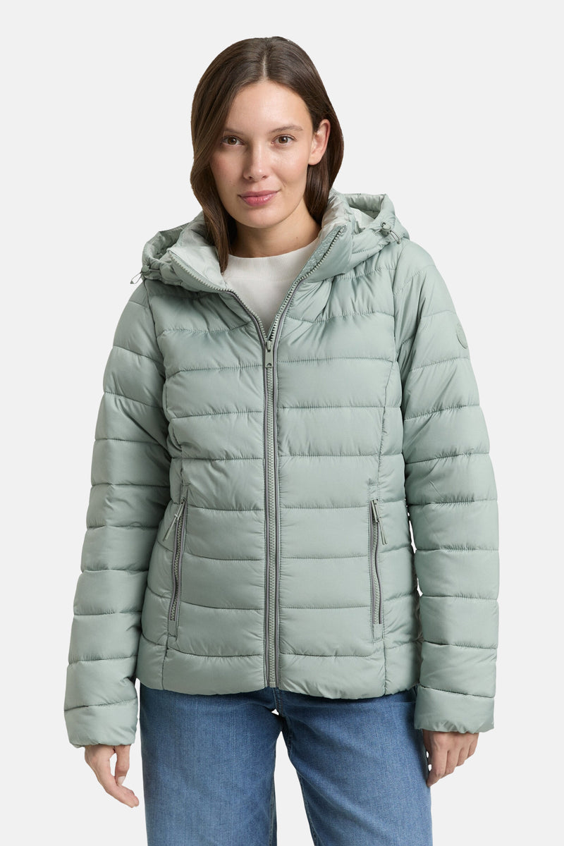 Veste courte verte de Tom Tailor, avec capuche et fermeture éclair, portée avec un jean bleu.