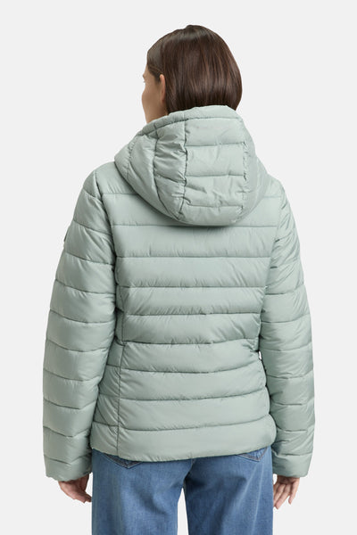 Veste courte verte de Tom Tailor, matelassée avec capuche, portée avec un jean bleu, vue de dos.
