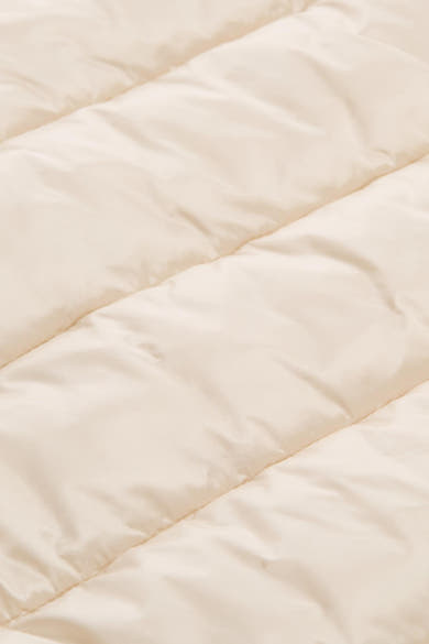 Veste courte beige de Tom Tailor, motif matelassé avec texture lisse et rembourrée.