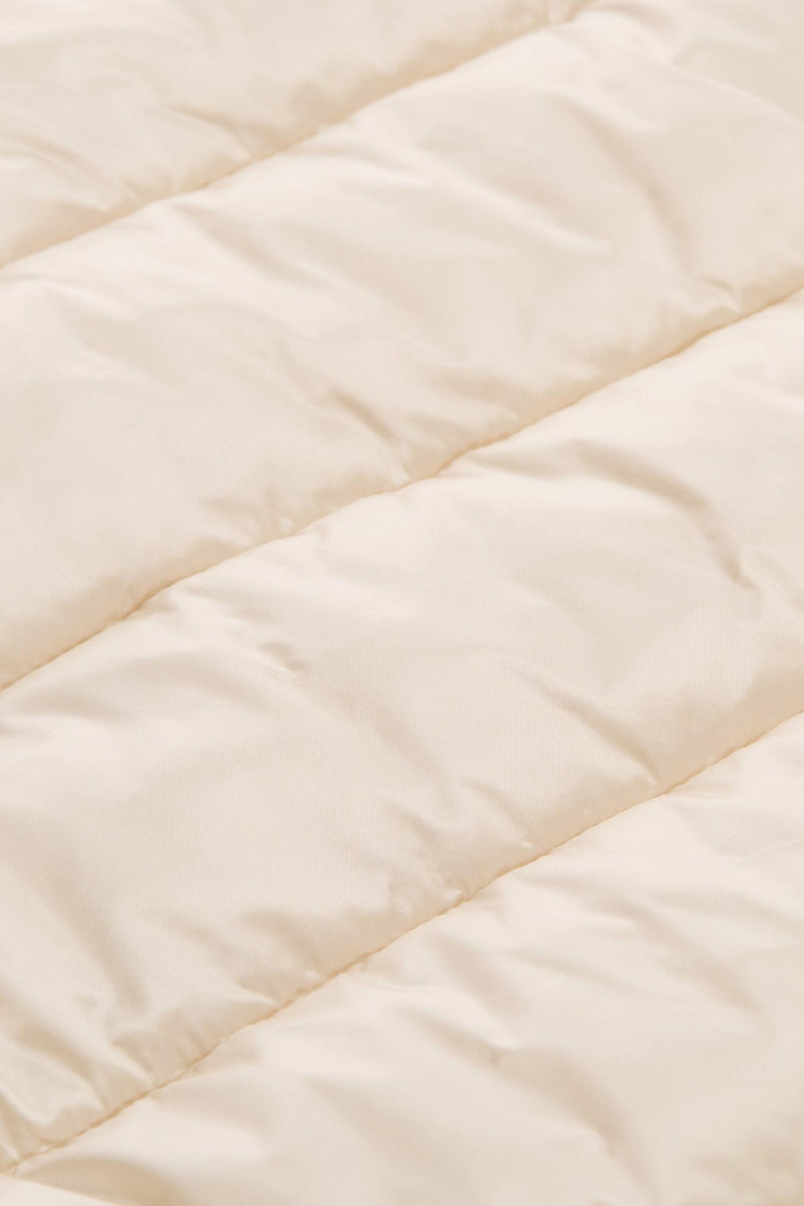 Veste courte beige de Tom Tailor, motif matelassé avec texture lisse et rembourrée.