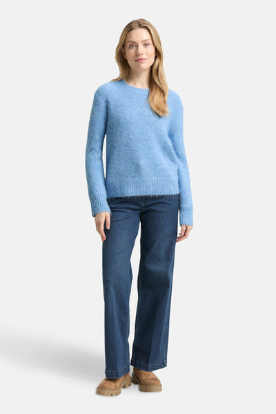 Blauwe trui met ronde hals van Tom Tailor, gedragen met een wijde jeans en bruine enkellaarsjes.