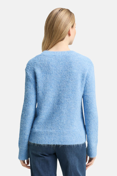 Blauwe trui met ronde hals van Tom Tailor, in een getextureerde breisel, gedragen met een donkerblauwe jeans.