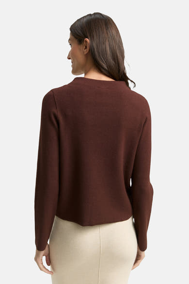 Bruine ronde trui van Tom Tailor, gedragen met een beige rok, van achteren gezien.