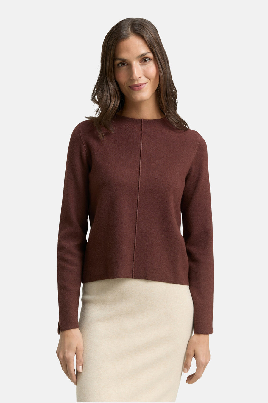 Bruine ronde trui, van Tom Tailor, met een verticale stikseldetail, gedragen met een beige rok.