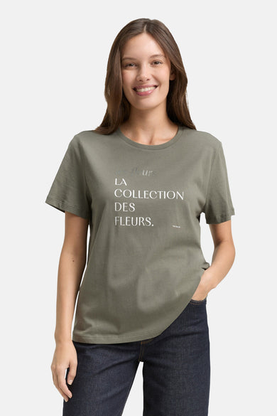Kaki T-shirt met korte mouwen van Tom Tailor, van achteren gezien, gedragen met een donkere spijkerbroek.