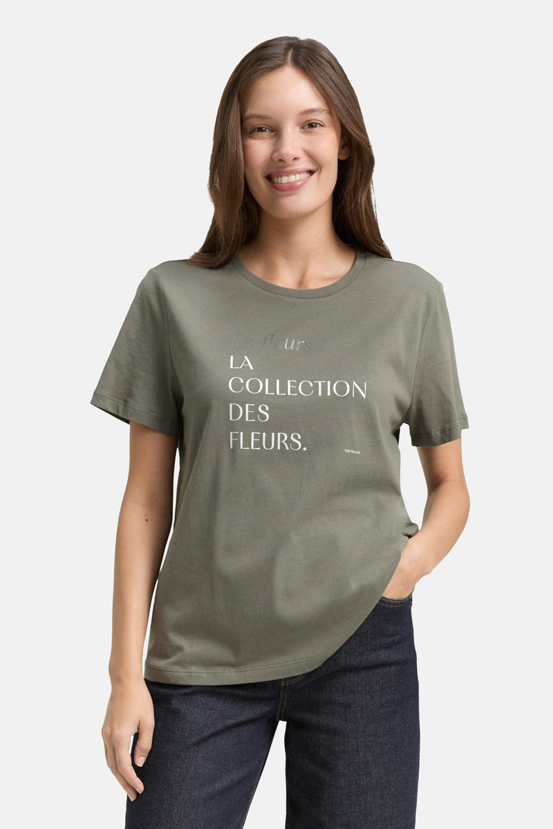 Kaki T-shirt met korte mouwen van Tom Tailor, van achteren gezien, gedragen met een donkere spijkerbroek.