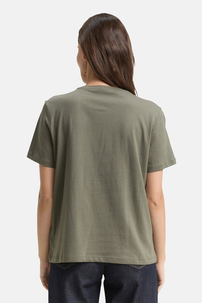 T-shirt kaki à manches courtes de Tom Tailor, vu de dos, porté avec un jean foncé.
